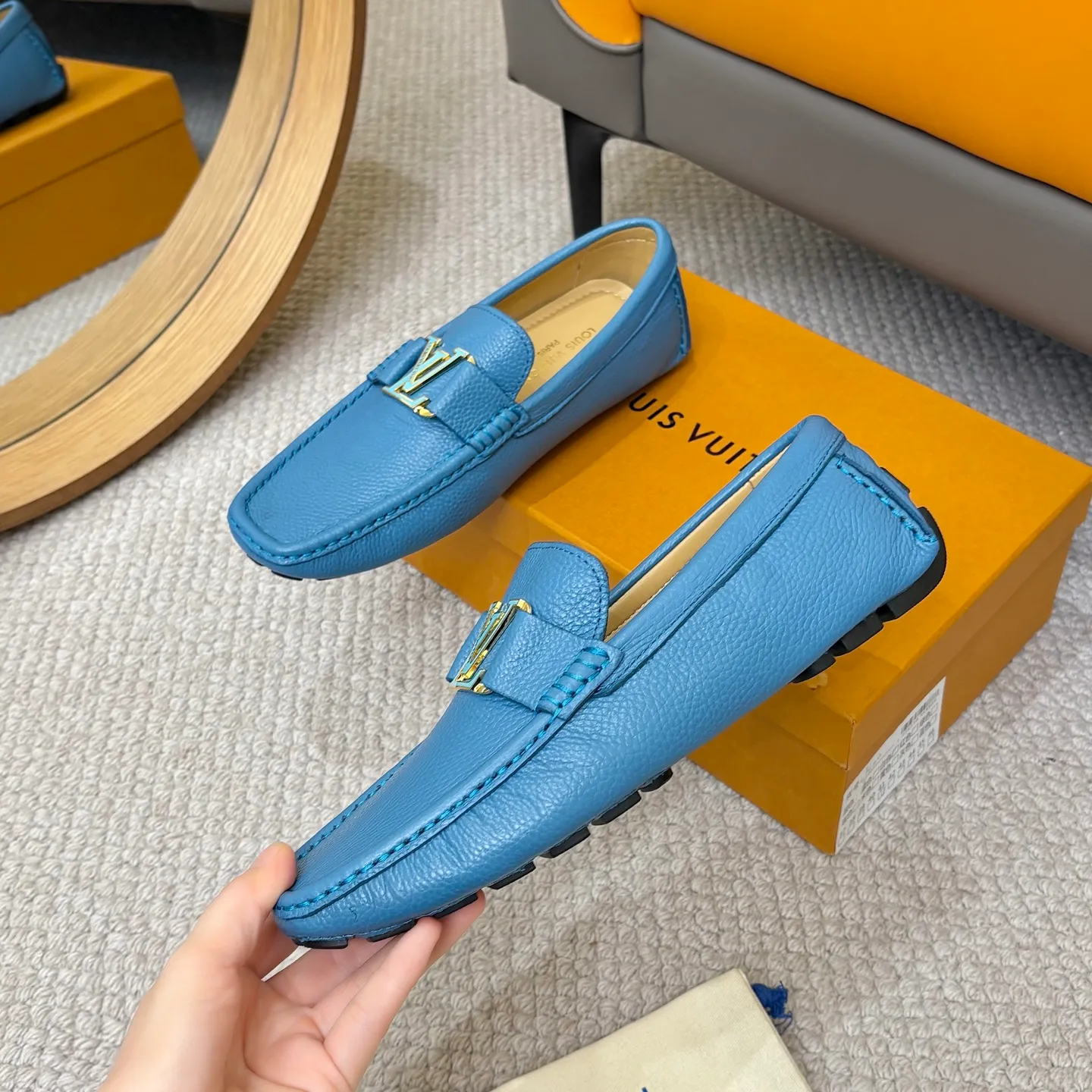 Men's men's shoes 💰420 (Yangli) LV 2⃣️0⃣️2⃣️5️⃣Spring and summer counter GLORIA series models ✈️Original factory special leather production, original last type. A classic driving slip-on casual shoe that shows an elegant style with exquisite craftsmanship details such as Monogram embossing all over the upper🌀Italian imported calfskin fabric Sheepskin foot pads➕Inside～Private mold replica sole Unique style Comfortable driving slip-on Size: 4-12 (38-46) Comes with [Counter packaging: original box, wrapping paper, card, instruction manual, shoehorn, cloth bag] No pressure to enter and leave the counter!